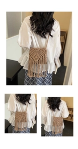 Detalle del bolso bandolera tejido a mano con flecos largos y estilo bohemio