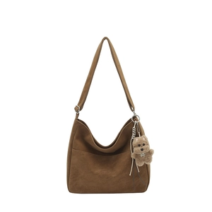Sac hobo en daim marron avec pendentif ours et bandoulière réglable pour le quotidien