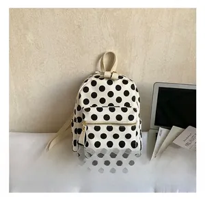 Dettaglio dello zaino capiente con un classico motivo a pois bianco e nero dal design moderno