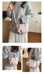 Détail d'un sac à main rose en similicuir avec charm ours mignon et bandoulière