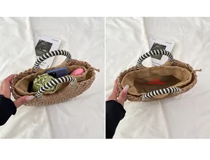 Détail interne d'un sac en paille avec intérieur spacieux et fermeture à cordon