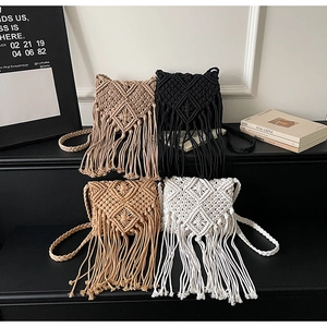 Detalle de bolsos bandolera tejidos a mano con flecos en cuatro colores neutros