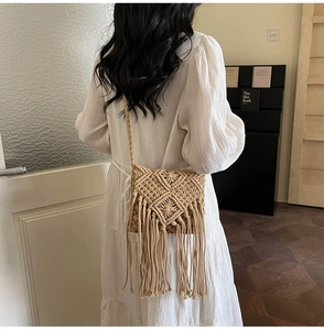 Vista detallada del bolso bandolera de macramé bohemio con flecos largos y tejido
