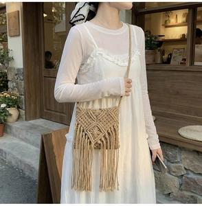 Detalle del bolso de macramé bohemio con textura de diamante hueco y flecos largos de borla