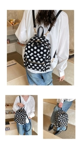 Dettaglio dello zaino a pois con cerniere metalliche dorate e tasche laterali capienti