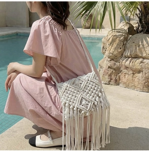 Bolso bandolera bohemio blanco con flecos largos y patrones de ganchillo calados