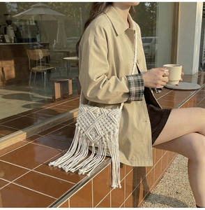 Detalle del bolso bohemio de macramé hecho a mano con flecos largos y tejidos únicos