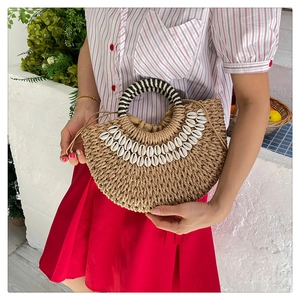 Détails du sac à main demi-lune en paille tressée avec coquillages blancs et anse ronde