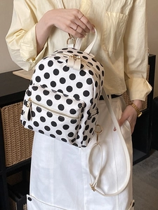 Zaino bianco minimalista a grandi pois neri con tasche multiple e chiusura a zip