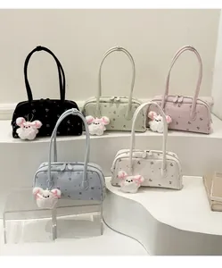 Detail van bloemen Boston tassen in vijf kleuren met schattige pluche hangers
