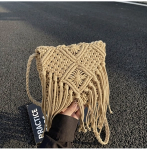 Primer plano del bolso bandolera de macramé beige con patrones tejidos y flecos