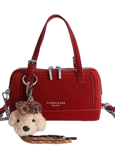 Sac bowling en daim rouge avec bandoulière chaîne argentée et charm ours en peluche