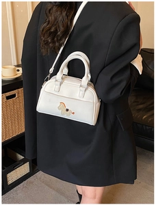 Détail de broderie petit cheval sur sac bowling blanc en cuir PU avec nœud pour femmes