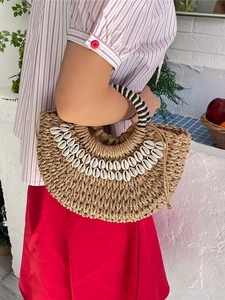 Sac à main demi-lune en paille fait main avec détails coquillages pour vacances à la mer