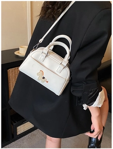 Détail du sac Boston blanc avec broderie poney colorée et bandoulière amovible