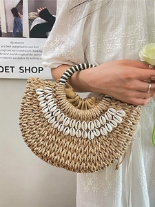 Sac en paille tressée en forme de demi-lune avec coquillages et poignées bicolores