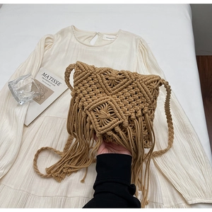 Detalle de bolso bandolera de macramé marrón con flecos y patrones de tejido rombos