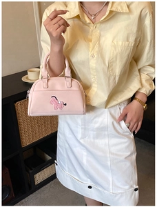 Détail du mini sac Boston rose avec broderie poney et bandoulière en cuir réglable