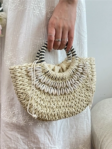 Sac à main demi-lune en paille tressée avec coquillages et anses rayées pour les vacances d'été