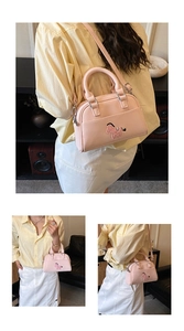 Détail du sac à bandoulière rose avec un patch éléphant en peluche 3D et fermeture éclair