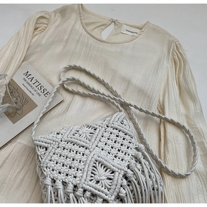 Detalle de bolso de hombro de ganchillo hecho a mano con flecos largos de estilo boho