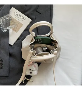 Innenansicht der cremeweißen Falten-Beuteltasche zeigt Platz für Handy und Kosmetik