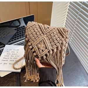 Detalle del tejido macramé caqui y los flecos largos en el bolso bandolera bohemio