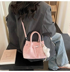 Rosa plissierte Beuteltasche mit Plüschbär-Anhänger und verstellbarem Schultergurt