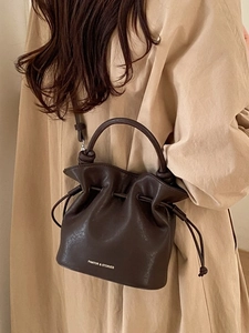 Sac seau en cuir plissé marron foncé avec poignée et logo PANTOR & STORIES blanc