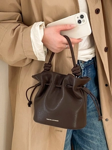 Sac seau marron foncé à cordon avec poignée nouée unique et texture en cuir plissé