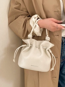 Sac seau plissé blanc cassé avec poignée nouée et marquage PANTOR & STORIES élégant