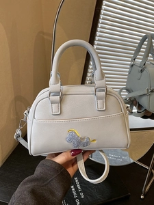 Sac polochon chic en similicuir bleu clair avec broderie poney et détails argentés