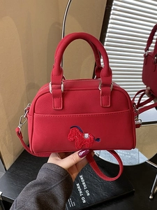 Sac Boston rouge en similicuir avec patch cheval et bandoulière réglable amovible