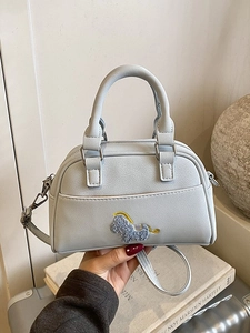 Sac Boston minimaliste en cuir bleu clair avec broderie cheval et bandoulière