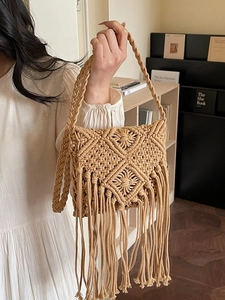 Bolso de hombro tejido bohemio beige con diseño calado y detalles de flecos