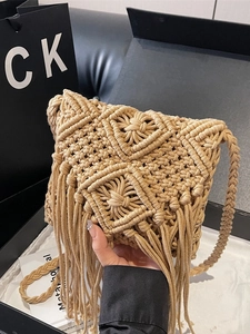 Bolso de hombro de macramé caqui con patrón de malla bohemio y flecos largos