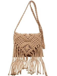 Bolso de hombro beige hecho a mano en macramé con patrones geométricos y flecos largos
