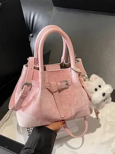 Rosafarbene Vintage Falten-Beuteltasche mit Plüschanhänger und verstellbarem Gurt