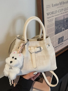 Vintage cremeweiße Plissee-Beuteltasche mit Plüschhund-Anhänger und Leder-Schultergurt