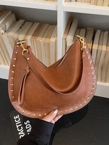 Sac hobo marron en similicuir vintage avec détails de clous dorés sur les bords