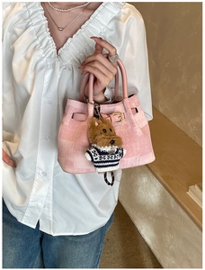 Rosa Canvas-Eimertasche mit Goldschnalle und süßem braunem Plüsch-Hundeanhänger Detail
