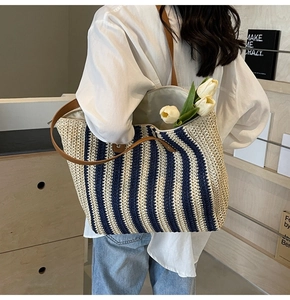 Détail du sac bandoulière tissé à rayures bleues avec bandoulière en cuir porté