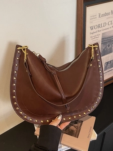 Sac fourre-tout marron vintage en cuir mat avec clous dorés et grande capacité de rangement