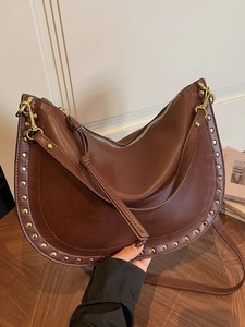 Sac hobo marron en cuir avec rivets dorés et bandoulière réglable pour femmes