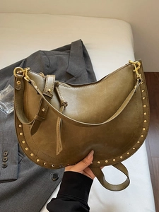 Grand sac fourre-tout demi-lune vert olive avec clous dorés et bandoulière