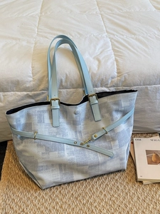 Light blue large capacity checkered tote bag with gradient canvas and golden buckles