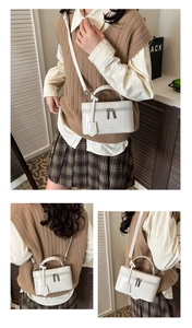 Détail du petit sac carré en cuir verni blanc crème avec fermetures éclair argentées