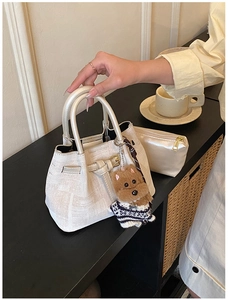 Mini-Eimerbeutel in Creme mit Hund-Plüschanhänger und passender Tasche im Lifestyle-Stil