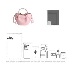 Detailansicht der Kapazität der rosa Eimertasche mit mittlerem Stauraum für den Alltag