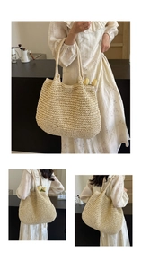Dettaglio della borsa tote intrecciata a mano color crema con manici intrecciati